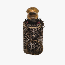 Afbeelding in Gallery-weergave laden, Flacon à sels ou à parfum en verre rubis et monture en laiton filigrané, années 1880-1910
