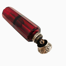 Load image into Gallery viewer, Flacon double victorien en cristal rubis taillé et montures d’argent, vers 1880 Le Charme des Violettes - Brocante en ligne

