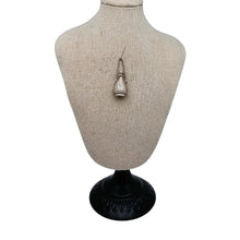 Load image into Gallery viewer, Petit flacon miniature en argent ciselé – pendentif à parfum ou à sels, vers 1890-1910 Le Charme des Violettes - Brocante en ligne
