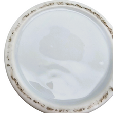 Afbeelding in Gallery-weergave laden, Flacon à parfum aux violettes en porcelaine, années 1920-1935
