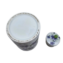 Afbeelding in Gallery-weergave laden, Flacon à parfum aux violettes en porcelaine, années 1920-1935
