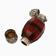Charger l&#39;image dans la galerie, Flacon à parfum et à sels victorien double en cristal taillé rouge rubis et argent ciselé, 1880-1890
