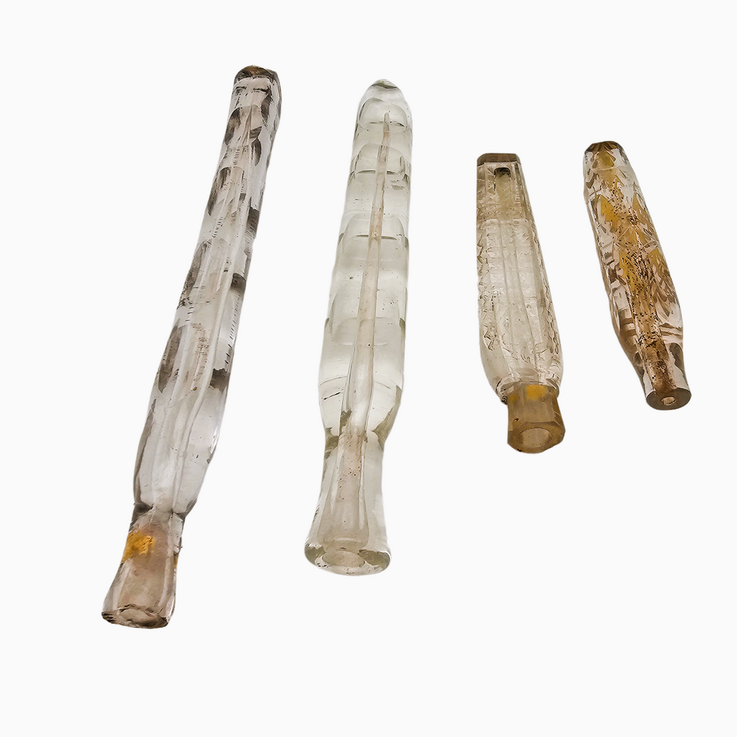 Flacons à parfum ou à sels, modèle corsetière, en verre taillé décoré à l'or fin, XVIIIème