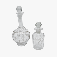 Charger l'image dans la galerie, Duo de flacons de toilette en verre taillé et gravé, fin XIXᵉ - vers 1900 Le Charme des Violettes - Brocante en ligne
