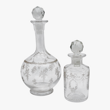 Charger l'image dans la galerie, Duo de flacons de toilette en verre taillé et gravé, fin XIXᵉ - vers 1900 Le Charme des Violettes - Brocante en ligne
