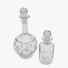 Charger l'image dans la galerie, Duo de flacons de toilette en verre taillé et gravé, fin XIXᵉ - vers 1900 Le Charme des Violettes - Brocante en ligne
