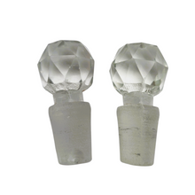 Charger l'image dans la galerie, Duo de flacons de toilette en verre taillé et gravé, fin XIXᵉ - vers 1900 Le Charme des Violettes - Brocante en ligne
