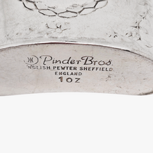 Load image into Gallery viewer, Pinder Bros English Pewter Sheffield England, Flasque à whisky en métal argenté, XXe
