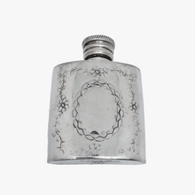 Load image into Gallery viewer, Pinder Bros English Pewter Sheffield England, Flasque à whisky en métal argenté, XXe
