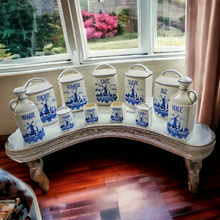 Afbeelding in Gallery-weergave laden, Gouda. Set vintage porseleinen kruidenpotjes met Delfts decor.
