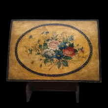 Charger l&#39;image dans la galerie, Jolité. Boîte de Spa ancienne à décor fleuri dans le goût du XVIIIème
