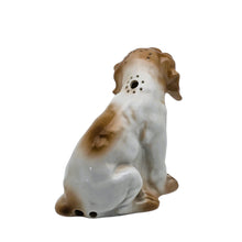 Charger l'image dans la galerie, Lampe-brûle-parfum en porcelaine en forme de Beagle, années 1950 Le Charme des Violettes - Brocante en ligne
