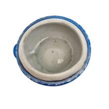 Charger l&#39;image dans la galerie, Moutardier Lapin bleu Art déco en faïence de France / Belgique, vers 1925-1935 – Influence Benjamin Rabier Le Charme des Violettes - Brocante en ligne
