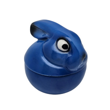 Charger l&#39;image dans la galerie, Moutardier Lapin bleu Art déco en faïence de France / Belgique, vers 1925-1935 – Influence Benjamin Rabier Le Charme des Violettes - Brocante en ligne
