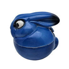 Charger l&#39;image dans la galerie, Moutardier Lapin bleu Art déco en faïence de France / Belgique, vers 1925-1935 – Influence Benjamin Rabier Le Charme des Violettes - Brocante en ligne
