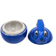 Charger l&#39;image dans la galerie, Moutardier Lapin bleu Art déco en faïence de France / Belgique, vers 1925-1935 – Influence Benjamin Rabier Le Charme des Violettes - Brocante en ligne
