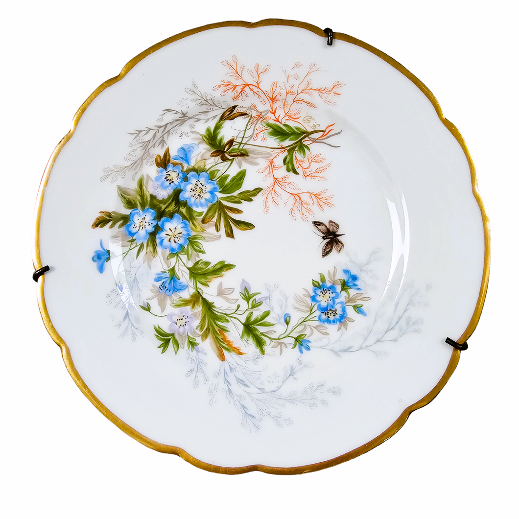 CFH Haviland Limoges fin XIXème. Paire d'assiettes à suspendre à motifs de fleurs, hirondelles et papillons