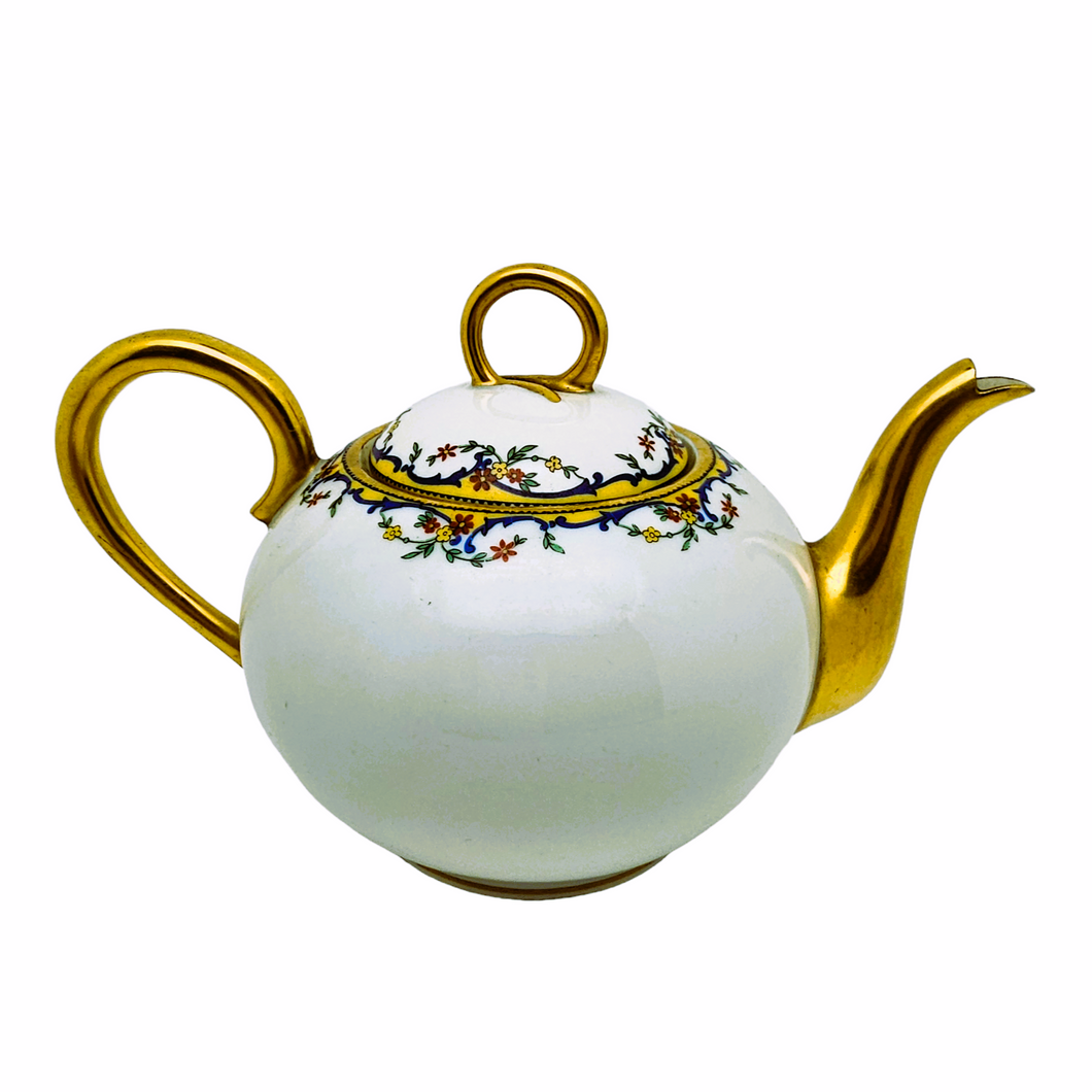 Madesclaire Emile, Limoges, 1920-1934. Art Deco teapot in white porcelain, gold and flowers