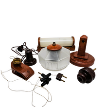 Charger l&#39;image dans la galerie, Lot d&#39;objets en bakélite, lampes et autres, années 1930-1950
