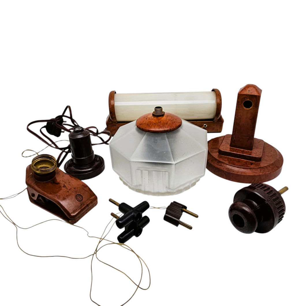 Lot d'objets en bakélite, lampes et autres, années 1930-1950