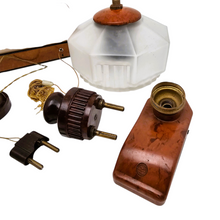 Charger l&#39;image dans la galerie, Lot d&#39;objets en bakélite, lampes et autres, années 1930-1950
