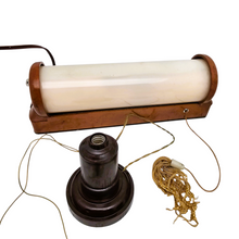 Charger l&#39;image dans la galerie, Lot d&#39;objets en bakélite, lampes et autres, années 1930-1950
