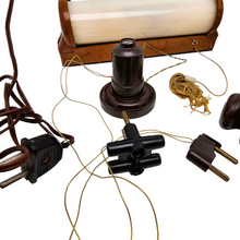 Charger l&#39;image dans la galerie, Lot d&#39;objets en bakélite, lampes et autres, années 1930-1950
