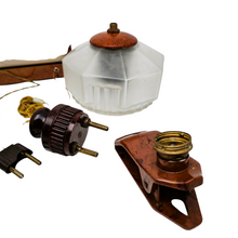 Charger l&#39;image dans la galerie, Lot d&#39;objets en bakélite, lampes et autres, années 1930-1950
