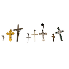 Load image into Gallery viewer, Lot de 8 petites croix anciennes en métal, XIXᵉ - XXᵉ siècles Le Charme des Violettes - Brocante en ligne
