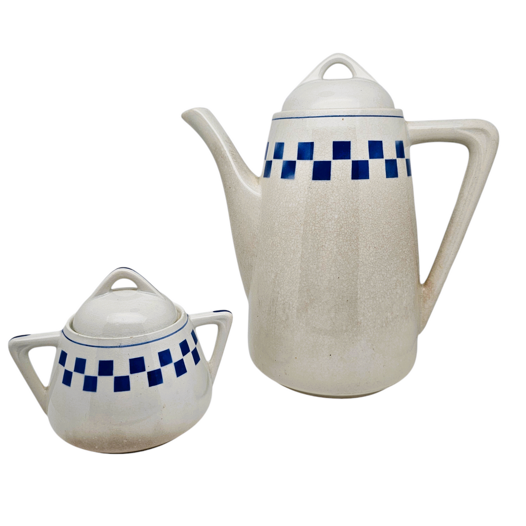 Lunéville, Cafetière et sucrier en faïence Art déco à damier bleu et blanc, années 1920