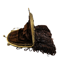 Load image into Gallery viewer, Minaudière perlée marron dans le goût de la Belle Époque, vers 1910-1930 Le Charme des Violettes - Brocante en ligne
