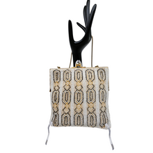 Load image into Gallery viewer, Minaudière perlée vintage, dans le goût de l’Art déco, vers 1950–1960 Le Charme des Violettes - Brocante en ligne
