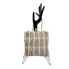 Load image into Gallery viewer, Minaudière perlée vintage, dans le goût de l’Art déco, vers 1950–1960 Le Charme des Violettes - Brocante en ligne

