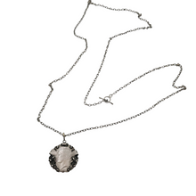 Charger l&#39;image dans la galerie, Collier médaillon en argent, pièce de 1 franc belge à l&#39;effigie du Roi Albert Ier, année 1914 Le Charme des Violettes - Brocante en ligne
