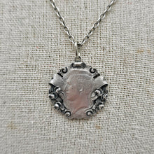 Charger l&#39;image dans la galerie, Collier médaillon en argent, pièce de 1 franc belge à l&#39;effigie du Roi Albert Ier, année 1914 Le Charme des Violettes - Brocante en ligne
