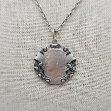 Charger l&#39;image dans la galerie, Collier médaillon en argent, pièce de 1 franc belge à l&#39;effigie du Roi Albert Ier, année 1914 Le Charme des Violettes - Brocante en ligne
