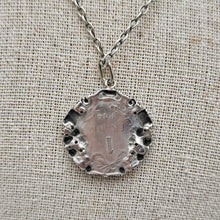 Charger l&#39;image dans la galerie, Collier médaillon en argent, pièce de 1 franc belge à l&#39;effigie du Roi Albert Ier, année 1914 Le Charme des Violettes - Brocante en ligne
