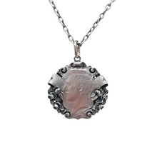 Charger l&#39;image dans la galerie, Collier médaillon en argent, pièce de 1 franc belge à l&#39;effigie du Roi Albert Ier, année 1914 Le Charme des Violettes - Brocante en ligne
