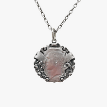 Charger l&#39;image dans la galerie, Collier médaillon en argent, pièce de 1 franc belge à l&#39;effigie du Roi Albert Ier, année 1914 Le Charme des Violettes - Brocante en ligne
