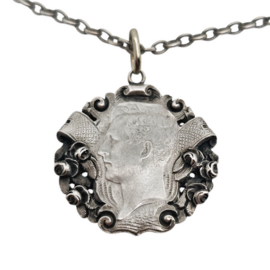 Collier médaillon en argent, pièce de 1 franc belge à l'effigie du Roi Albert Ier, année 1914 Le Charme des Violettes - Brocante en ligne