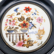 Afbeelding in Gallery-weergave laden, Limoges, Paire de médaillons aux oiseaux et aux fleurs en porcelaine, années 1960-1970
