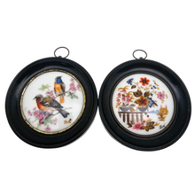 Afbeelding in Gallery-weergave laden, Limoges, Paire de médaillons aux oiseaux et aux fleurs en porcelaine, années 1960-1970
