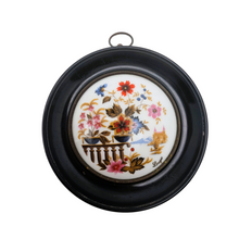 Afbeelding in Gallery-weergave laden, Limoges, Paire de médaillons aux oiseaux et aux fleurs en porcelaine, années 1960-1970
