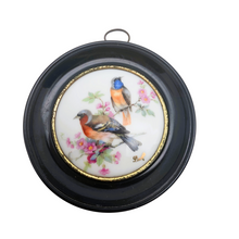 Afbeelding in Gallery-weergave laden, Limoges, Paire de médaillons aux oiseaux et aux fleurs en porcelaine, années 1960-1970
