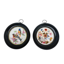 Afbeelding in Gallery-weergave laden, Limoges, Paire de médaillons aux oiseaux et aux fleurs en porcelaine, années 1960-1970

