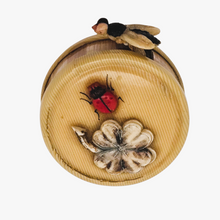 Afbeelding in Gallery-weergave laden, Mètre ruban en galalithe “Fil de Bruxelles” à décor de coccinelle et de fleur, début XXè Le Charme des Violettes - Brocante en ligne
