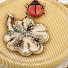 Afbeelding in Gallery-weergave laden, Mètre ruban en galalithe “Fil de Bruxelles” à décor de coccinelle et de fleur, début XXè Le Charme des Violettes - Brocante en ligne
