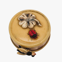 Afbeelding in Gallery-weergave laden, Mètre ruban en galalithe “Fil de Bruxelles” à décor de coccinelle et de fleur, début XXè Le Charme des Violettes - Brocante en ligne
