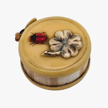 Afbeelding in Gallery-weergave laden, Mètre ruban en galalithe “Fil de Bruxelles” à décor de coccinelle et de fleur, début XXè Le Charme des Violettes - Brocante en ligne
