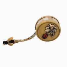 Afbeelding in Gallery-weergave laden, Mètre ruban en galalithe “Fil de Bruxelles” à décor de coccinelle et de fleur, début XXè Le Charme des Violettes - Brocante en ligne

